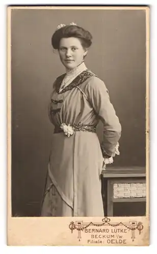 Fotografie Bernard Lütke, Beckum i. W., Junge Dame im modischen Kleid