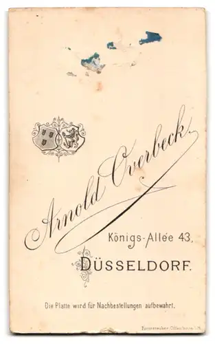 Fotografie Arnold Overbeck, Düsseldorf, Königs-Allée 43, Junge Dame im Kleid mit Kragenbrosche