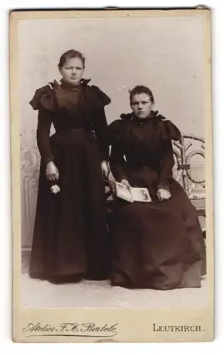 Fotografie Atelier F. H. Bertele, Leutkirch, Zwei junge Damen in festlichen Kleidern mit Puffärmeln