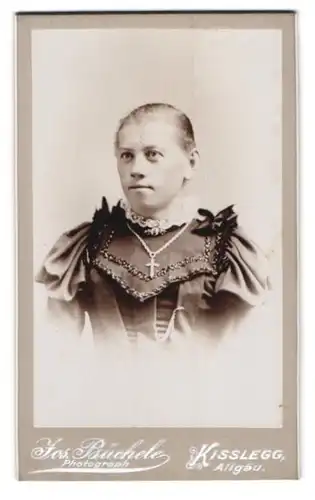 Fotografie Jos. Büchele, Kisslegg, Junge Dame mit Spitzenkragen und Kreuzkette
