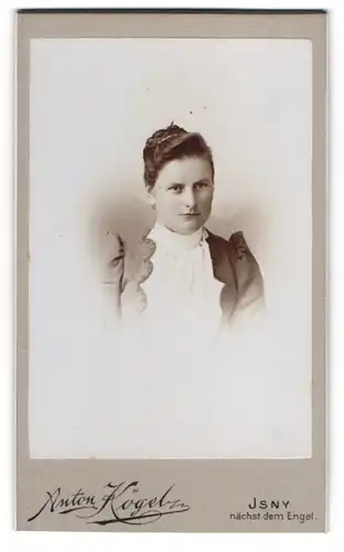 Fotografie Anton Kögel, Isny, Nächst dem Engel, Junge Dame mit Puffärmeln und ondulierten Haaren