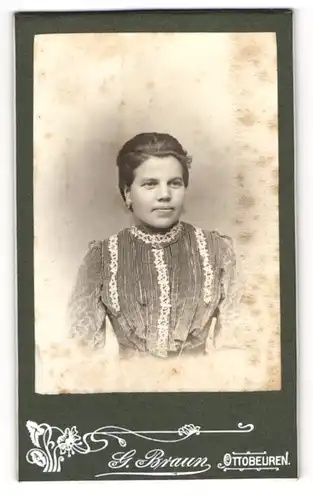 Fotografie G. Braun, Ottobeuren, Junge Dame im Kleid mit Spitzenbesatz