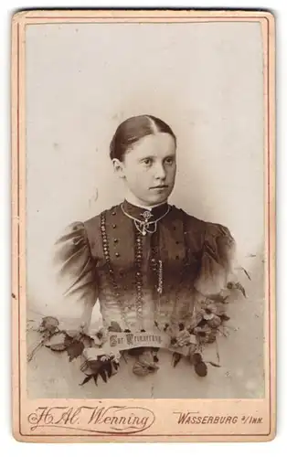 Fotografie Hermes Al. Wenning, Wasserburg /Inn, Tränkgasse 1, Junge Dame mit Mittelscheitel und ernstem Blick