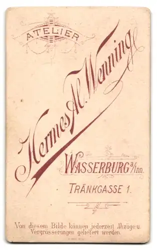 Fotografie Hermes Al. Wenning, Wasserburg /Inn, Tränkgasse 1, Junge Dame mit Mittelscheitel und ernstem Blick