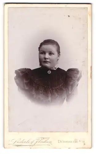 Fotografie Lederle & Flocken, Dürkheim a. H., Leopoldstrasse, Junge Dame mit rundem Gesicht und Puffärmeln