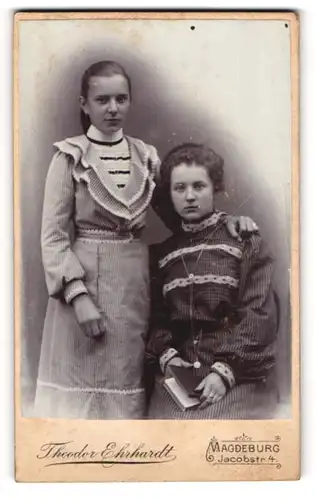 Fotografie Theodor Ehrhardt, Magdeburg, Jacobstrasse 4, Zwei junge Damen in gemusterten Sonntagskleidern