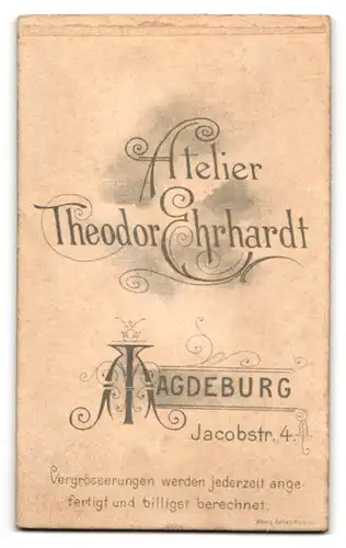 Fotografie Theodor Ehrhardt, Magdeburg, Jacobstrasse 4, Zwei junge Damen in gemusterten Sonntagskleidern