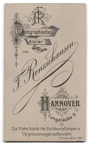 Fotografie F. Renziehausen, Hannover, Langelaube 2, Elegante junge Dame mit Brosche und Halskette