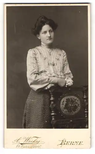 Fotografie A. Wicky, Bern, Schanzenstrasse 6, Junge Dame mit kunstvoller Frisur in einer Bluse mit weiten Ärmeln