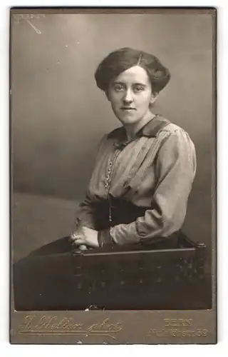 Fotografie J. Keller, Bern, Junge Dame mit Seitenscheitel in einer kleinkarierten Bluse