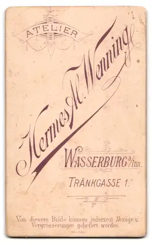 Fotografie Hermes Al. Wenning, Wasserburg /Inn, Tränkgasse 1, Junge Dame mit strenger Frisur in einer gemusterten Bluse