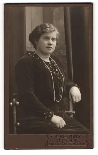 Fotografie A. Behning, Buxtehude, Neben der Baugewerkschule, Junge Dame mit ondulierten Haaren und Perlenkette