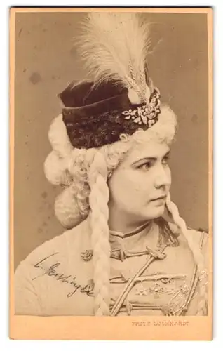 Fotografie Fritz Luckhardt, Wien, K.u.K. Hofschauspielerin Marie Geistinger im Bühnenkostüm