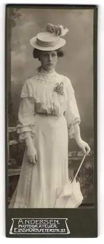 Fotografie Andersen, Elmshorn, junge Frau im weissen Kleid mit Hut und Schirm, Jugendstil