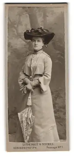 Fotografie Ludeneit & Nickel, Königsberg i. Pr., junge Frau im Kleid mit Hut und Schirm, Jugendstil