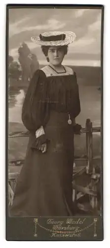 Fotografie Georg Wedel, Würzburg, junge Dame im dunklen Kleid mit Strohhut, Jugendstil