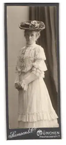 Fotografie Samson & Co., München, junge Dame im Jugendstil Kleid mit Sommerhut