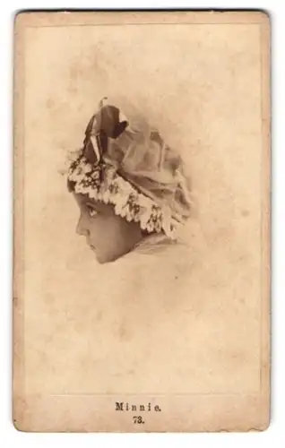 Fotografie unbekannter Fotograf und Ort, Portrait Schauspielerin Minnie Hauck im Rückenportrait