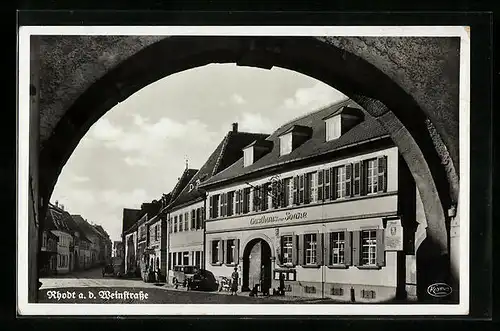 AK Rhodt a. d. Weinstrasse, Strassenpartie mit Gasthaus zur Sonne durch Tor
