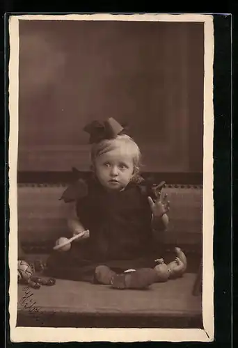 Foto-AK Kleines Mädchen mit Rassel und Puppe