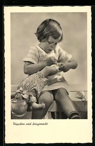 AK Püppchen wird fertig gemacht, Mädchen zieht ihre Puppe an