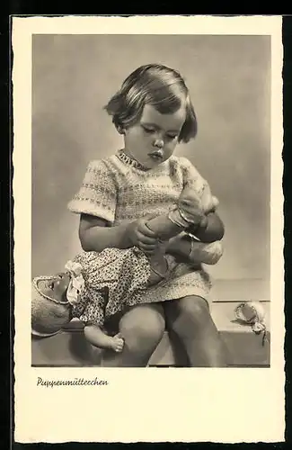 AK Kleines Mädchen spielt mit seiner Puppe