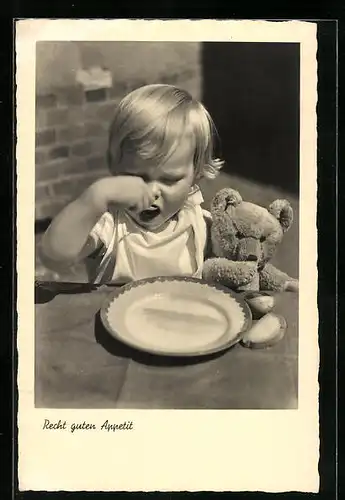 AK Kleines Kind beim Essen mit Teddy