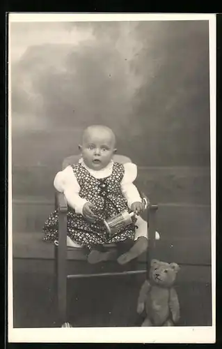 Foto-AK Kleines Kind im Kleid mit einem Teddy