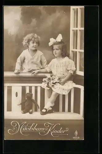 AK Kinderpaar mit Blumen und einem Teddy