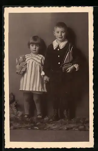 Foto-AK Kinderpaar mit Puppe und einem Teddy