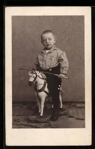 Foto-AK Kleiner Junge mit einem Schaukelpferd