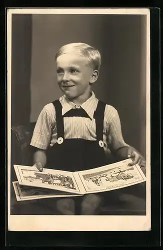 Foto-AK Kleiner Junge mit einem Bilderbuch