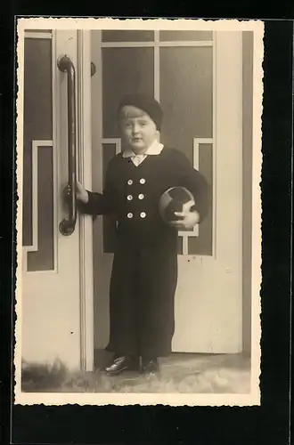 Foto-AK Kleiner Junge mit einem Ball an der Tür