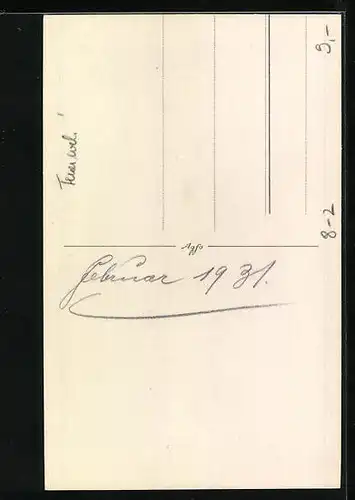 Foto-AK Feuerwehrmann in Uniform im Schnee