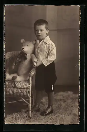 Foto-AK Kleiner Junge mit einem Teddy