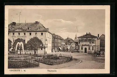 AK Arnsberg i. W., Neumarkt mit Hotel Husemann, Cafe Gerling und Springbrunnenanlage