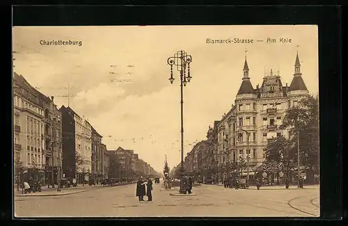 AK Berlin-Charlottenburg, Bismarck-Strasse, Am Knie, mit Passanten