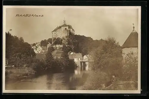 AK Raabs a. Th. /N.-Ö., Uferpartie mit Schloss