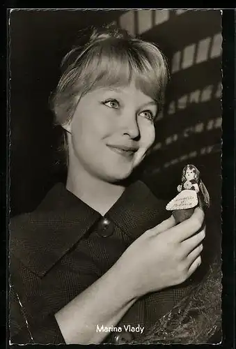 AK Schauspielerin Marina Vlady mit eine Puppe