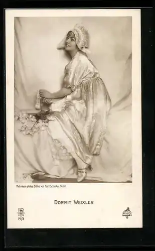 AK Schauspielerin Dorrit Weixler im kostüm