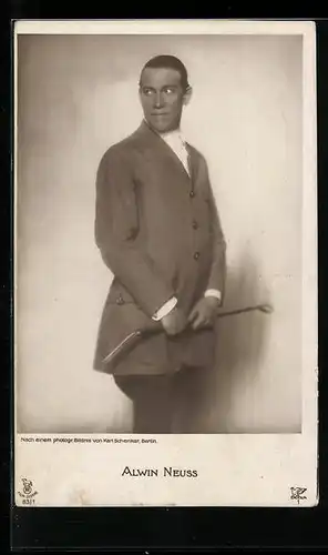AK Schauspieler Alwin Neuss mit Reitgerte
