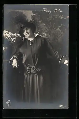 AK Schauspielerin Henny Porten mit Hut und Mantel