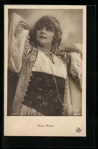 AK Schauspielerin Mia May im Kostüm mit Perlenketten