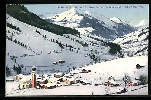 AK Saalbach, Ortsansicht im Winter mit Glemmertal und Zwölferkogel