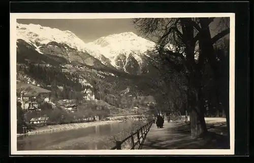 AK Innsbruck, Ferdinandsallee mit Bergkulisse