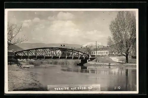 AK Ternitz /Südb., Brücke mit Bergpanorama und Häusern