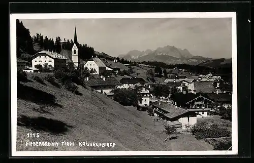 AK Fieberbrunn, Ortsansicht mit Kaisergebirge