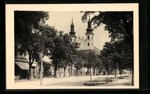 AK Maria Lanzendorf, Strassenpartie mit Kirche