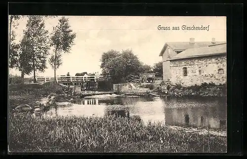 AK Gleschendorf, Flusspartie mit Brücke, Fuhrwerk und Gebäude