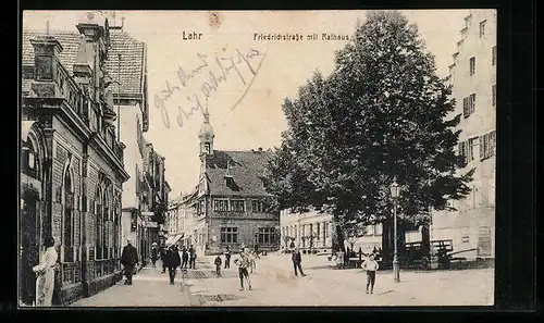 AK Lahr, Friedrichstrasse, Partie mit Rathaus und Passanten